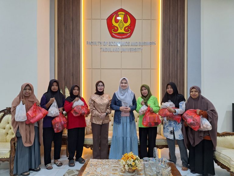 FEB UNTAD Peduli Berbagi: THR Sembako untuk Para Pahlawan Kebersihan Fakultas