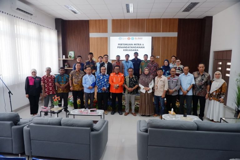 FEB UNTAD Perkuat Kolaborasi melalui Penandatanganan MoU Kampus Berdampak dan Sosialisasi Program Ayo Bangun Desa Indonesia (ABDI)