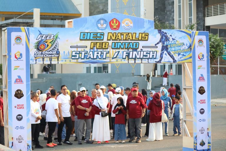 Dies Natalis ke-63 FEB UNTAD Berlangsung Meriah, Rektor Anugerahkan Gelar Doktor Honoris Causa Pertama bagi Alumni UNTAD kepada Muhidin M. Said